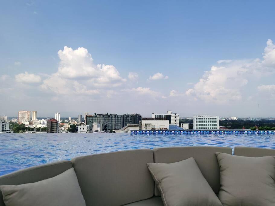 Modern Style Room With Sky Pool 古城边天际泳池公寓 Чиангмай Экстерьер фото