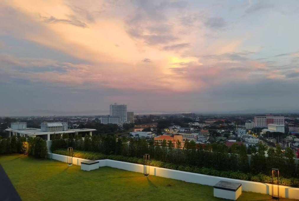 Modern Style Room With Sky Pool 古城边天际泳池公寓 Чиангмай Экстерьер фото