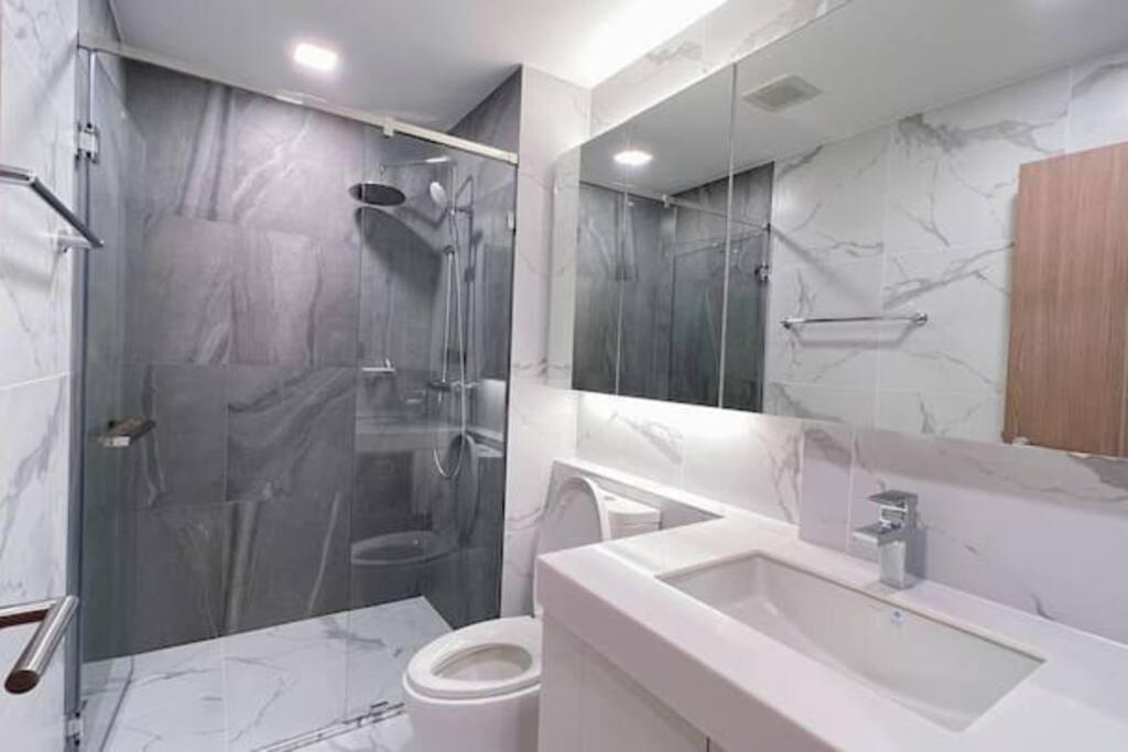 Modern Style Room With Sky Pool 古城边天际泳池公寓 Чиангмай Экстерьер фото