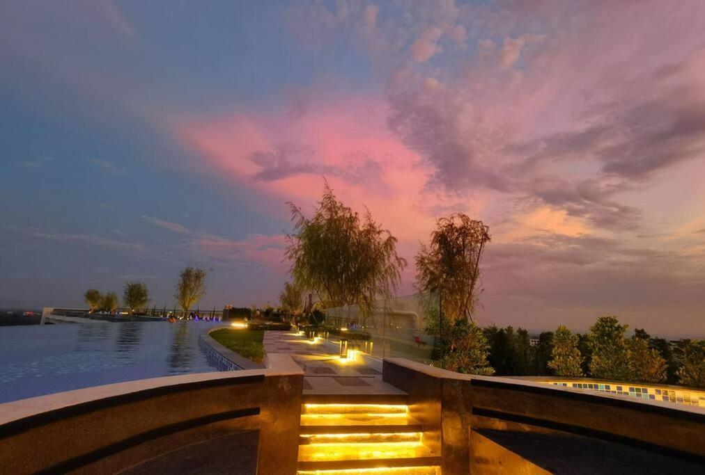 Modern Style Room With Sky Pool 古城边天际泳池公寓 Чиангмай Экстерьер фото