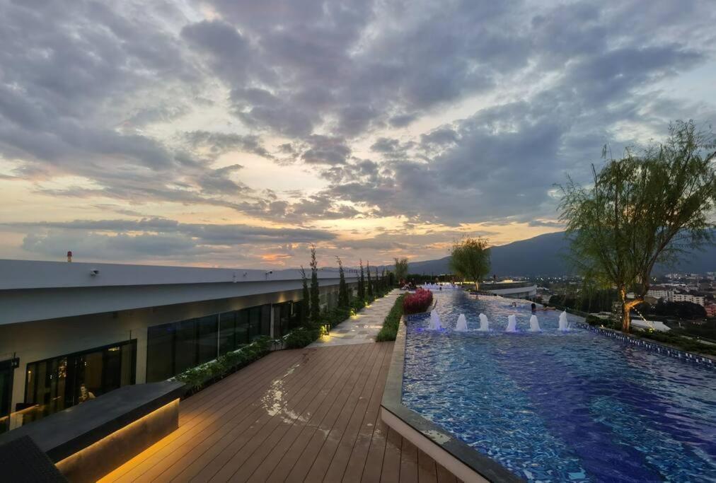 Modern Style Room With Sky Pool 古城边天际泳池公寓 Чиангмай Экстерьер фото