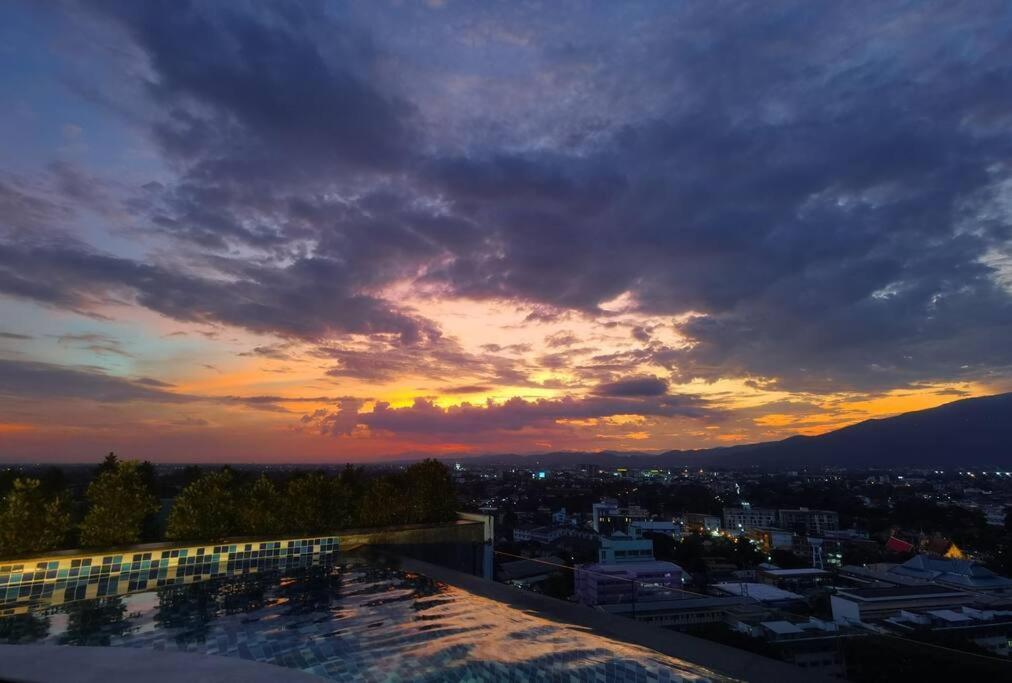 Modern Style Room With Sky Pool 古城边天际泳池公寓 Чиангмай Экстерьер фото