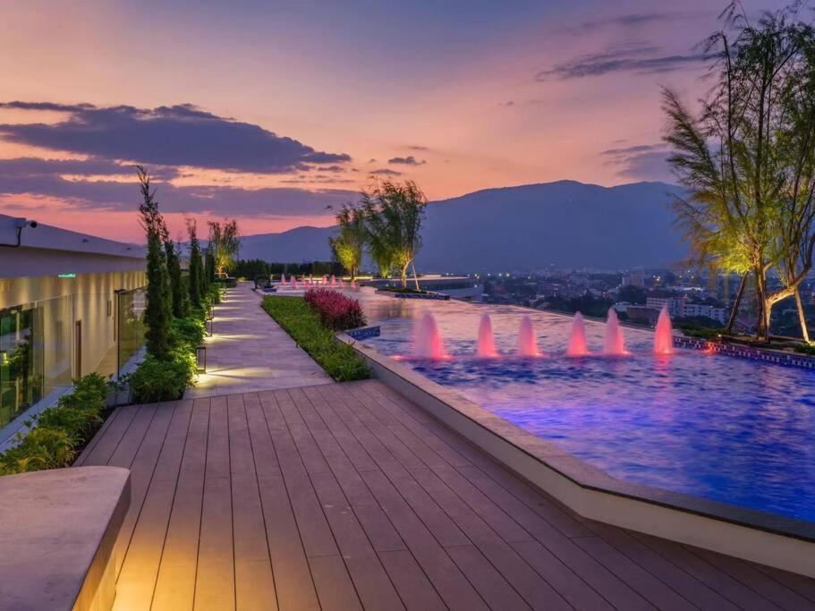 Modern Style Room With Sky Pool 古城边天际泳池公寓 Чиангмай Экстерьер фото